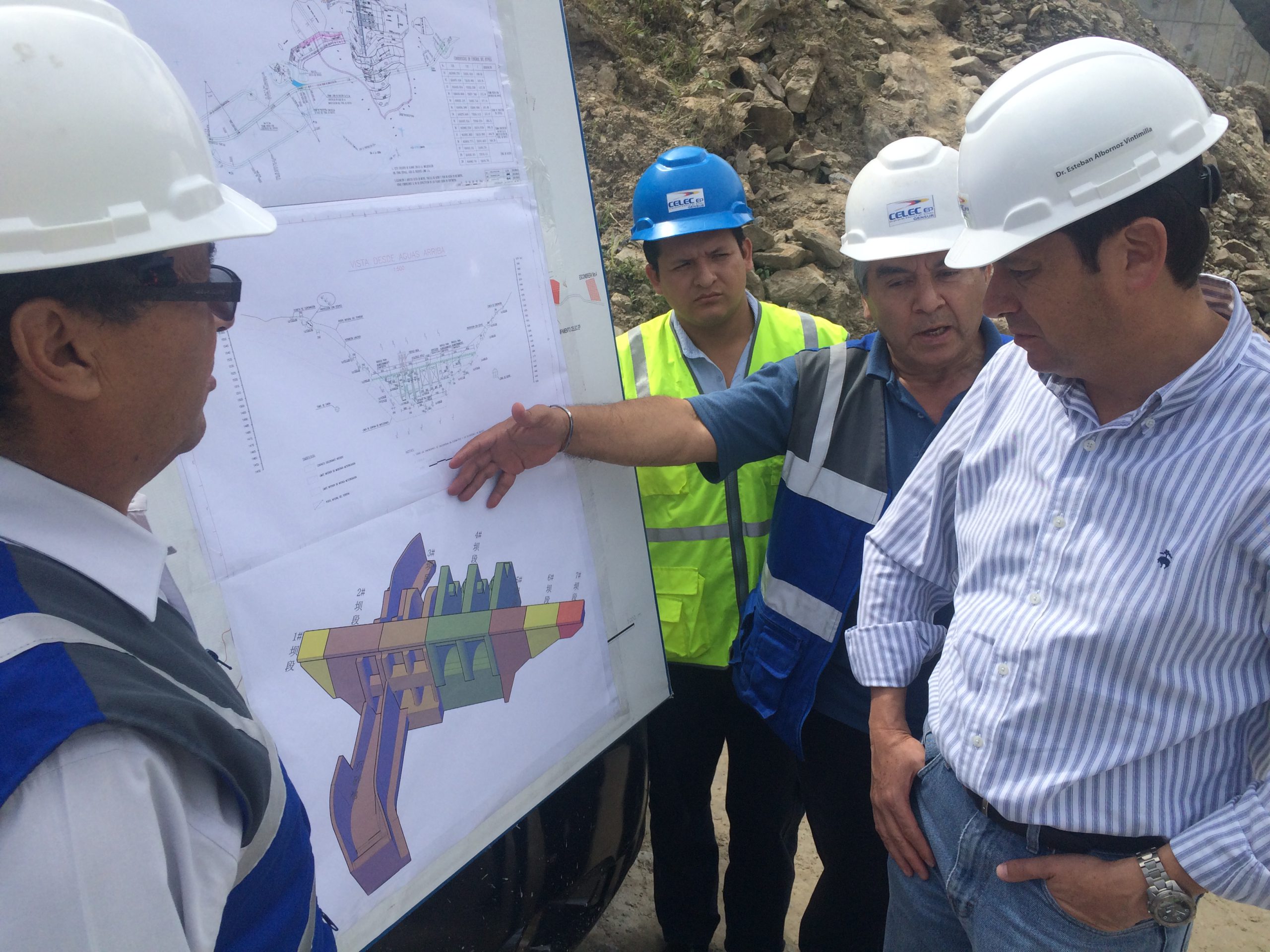 Ministro Albornoz recibe explicación de uno de los frentes de Delsitanisagua por parte de Roger Carchipulla, Administrador del contrato de construcción